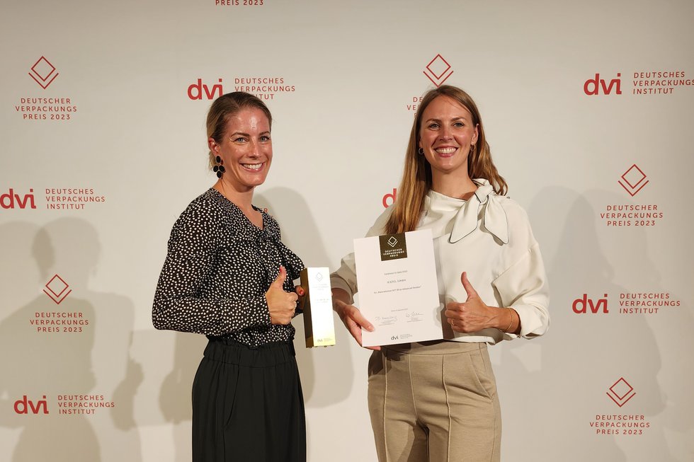 Cornelia-Frank_Janna-Dautel_Award-Ceremony_KIEFEL-GmbH.jpg